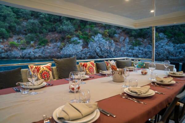 Experience five-star dining with attentive service at the Alegria Trawler Yacht's luxurious dining table.