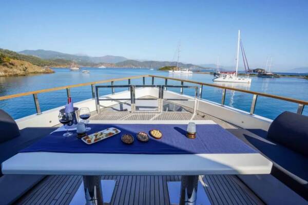 Trawler Cinar Yildizi's Bow Deck Offers Panoramic Delights - Savor Every Bite and Breathtaking Vista