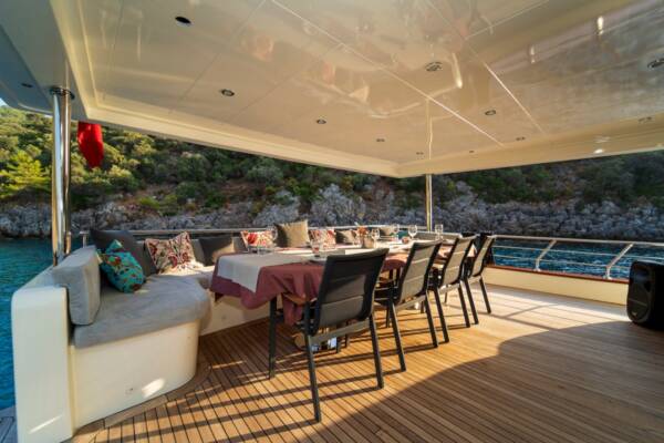 Alegria Trawler Yacht: Relaxing aft deck dining area