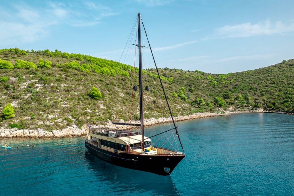 Yacht Santa Clara