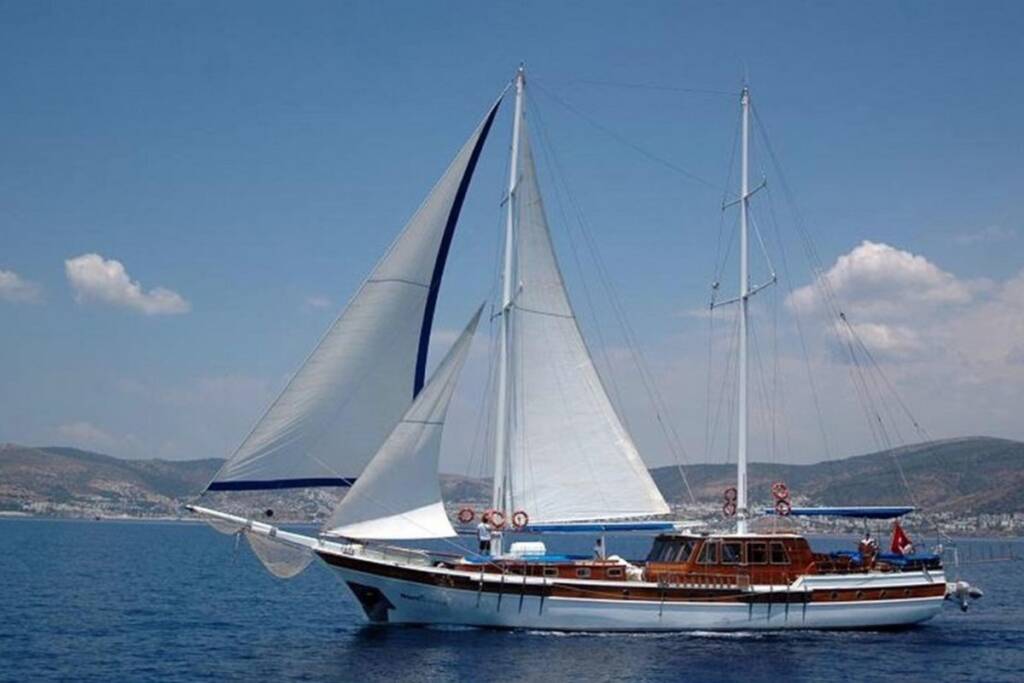gulet rental in bodrum with sunworld 8 , a 30 meter traditional luxury gulet for 18 people