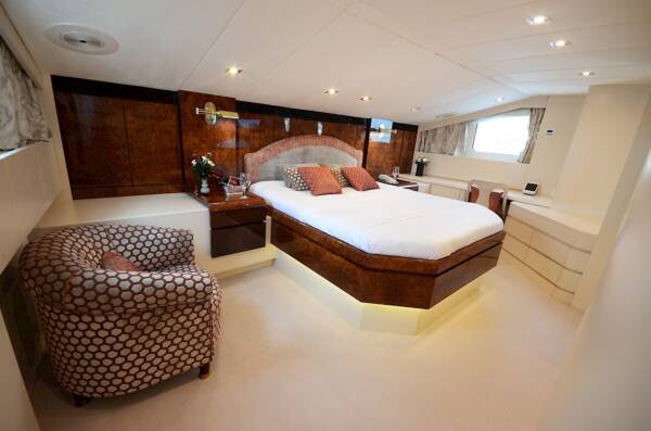 Ladyship - Image 14