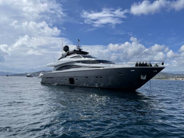 Ferretti 881