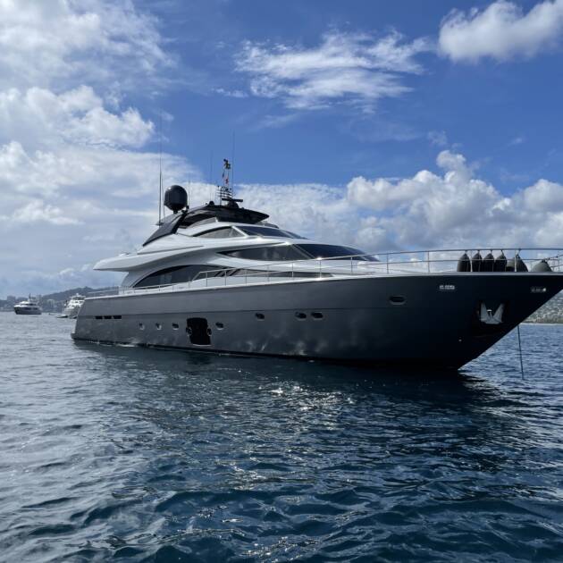 Ferretti 881